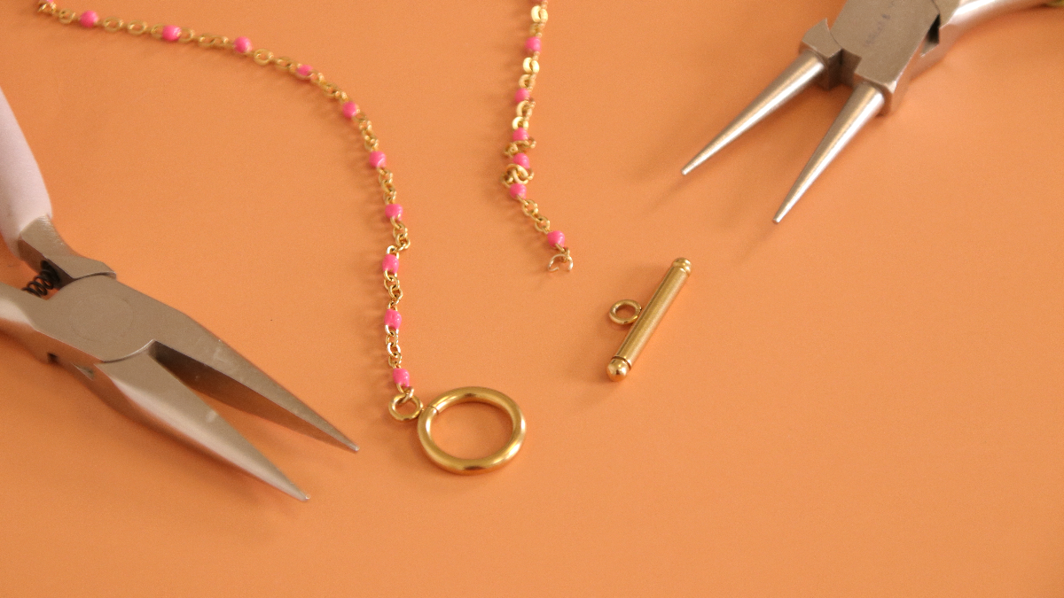 3 in 1 jewel with stainless steel chain, fuchsia resin beads and astro sign charm : Step 3 3 in 1 jewel with stainless steel chain, fuchsia resin beads and astro sign charm : Step 3