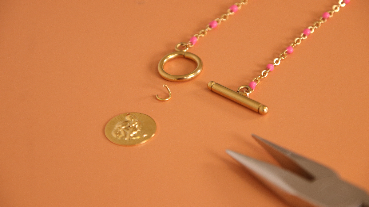 3 in 1 jewel with stainless steel chain, fuchsia resin beads and astro sign charm : Step 4 3 in 1 jewel with stainless steel chain, fuchsia resin beads and astro sign charm : Step 4