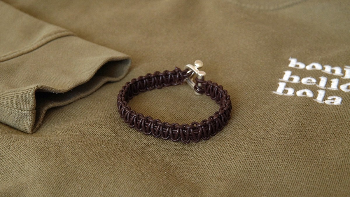 Schema  Men's macramé bracelet with leather cord and manila clasp