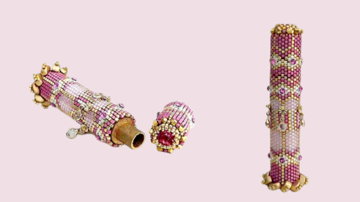 Schema DIY Dora Needle Case by Puca with wooden stand and glass beads kos Schema DIY Dora Needle Case by Puca with wooden stand and glass beads kos