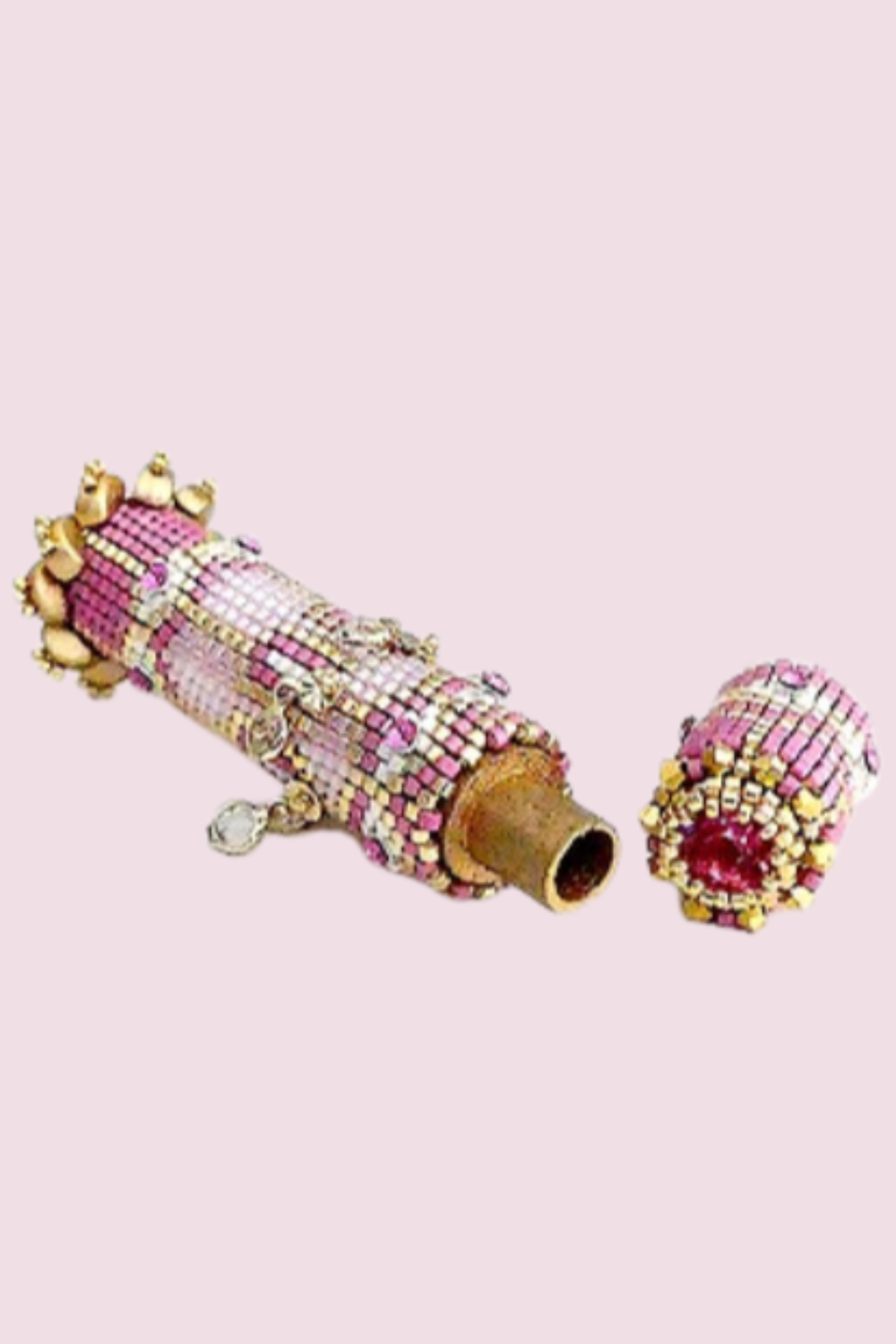 Schema DIY Dora Needle Case by Puca with wooden stand and glass beads kos Schema DIY Dora Needle Case by Puca with wooden stand and glass beads kos