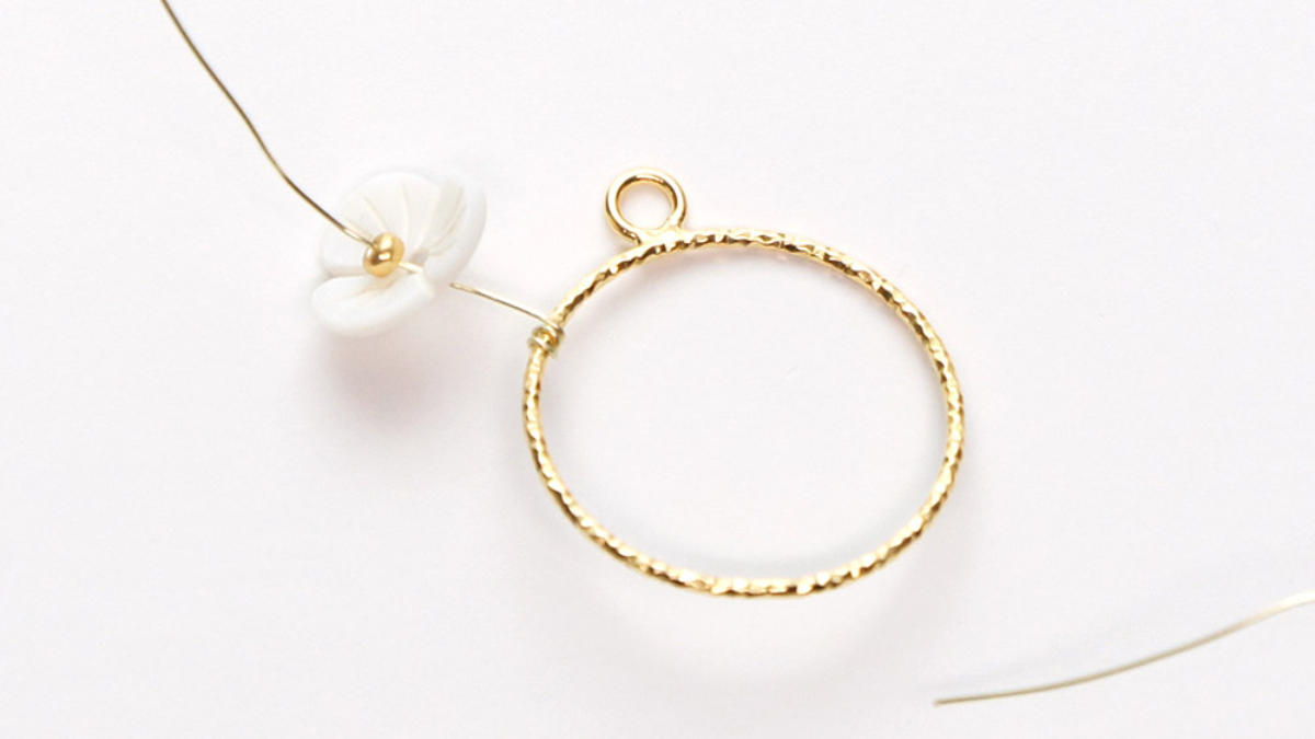 Mother of pearl flower wedding earrings : Step 1