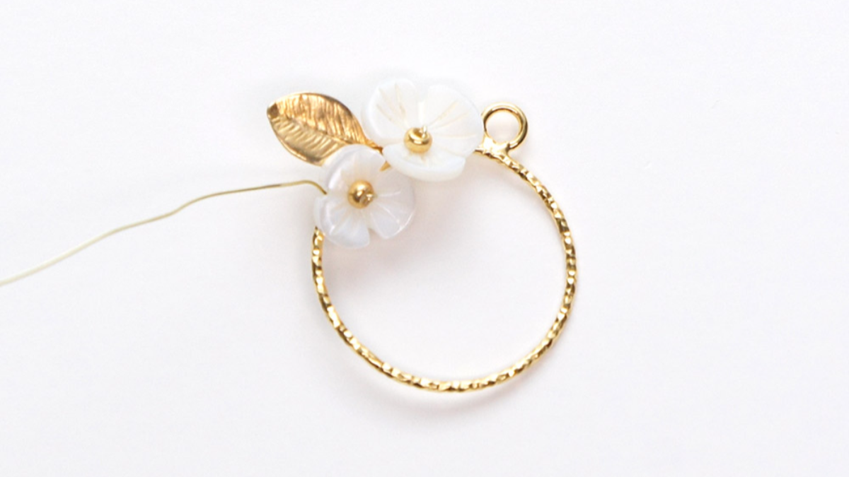 Mother of pearl flower wedding earrings : Step 3