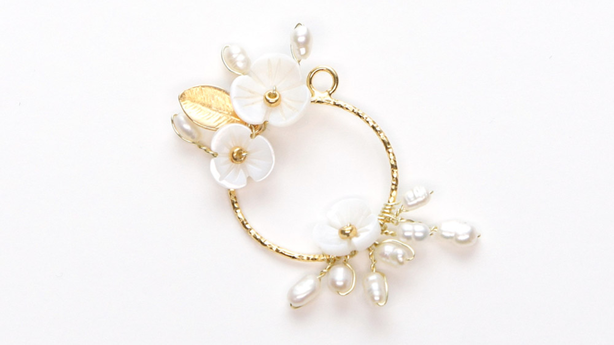 Mother of pearl flower wedding earrings : Step 5