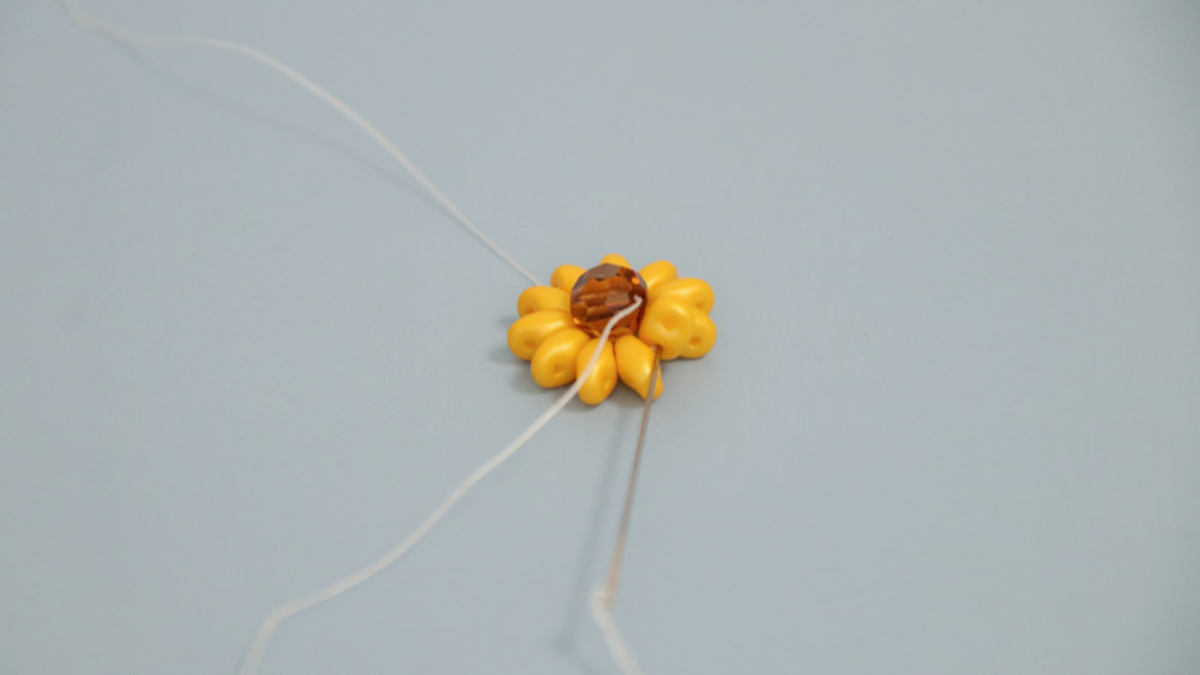 Sunflower earrings with SuperDuo beads : Step 4 Sunflower earrings with SuperDuo beads : Step 4
