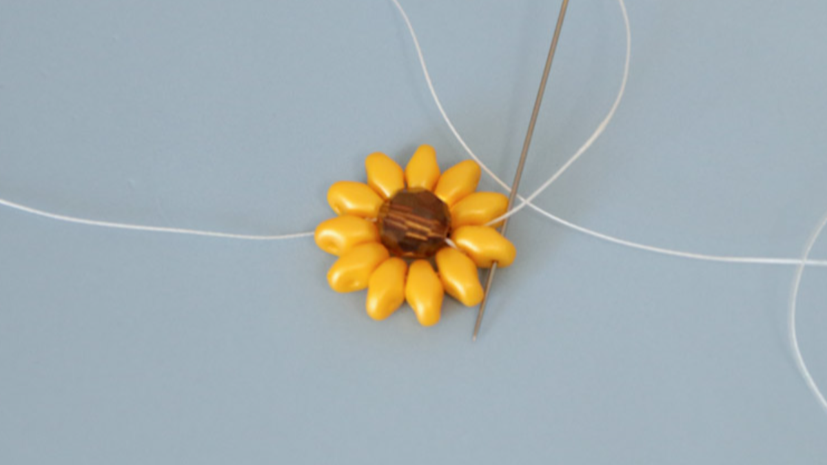 Sunflower earrings with SuperDuo beads : Step 5 Sunflower earrings with SuperDuo beads : Step 5
