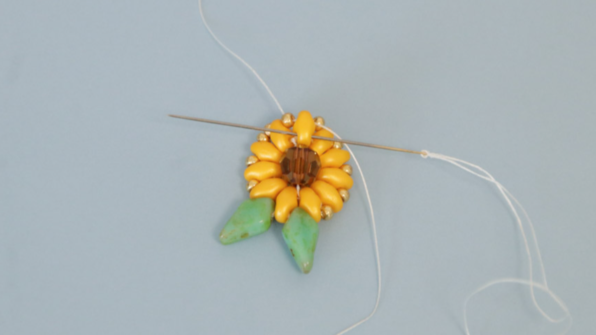 Sunflower earrings with SuperDuo beads : Step 10 Sunflower earrings with SuperDuo beads : Step 10