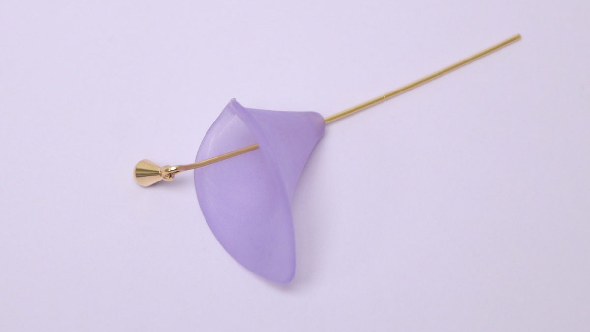 Gold pendant earrings with black flowers : Step 2