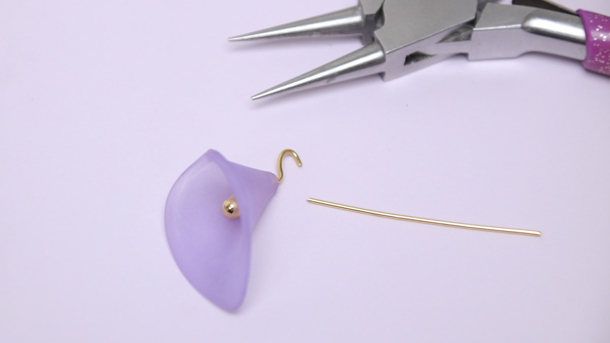 Gold pendant earrings with black flowers : Step 3