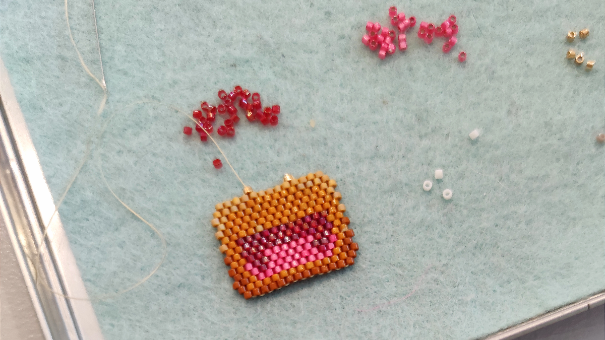 DIY: binder pins made of miyuki beads brick stitch : Step 2 DIY: binder pins made of miyuki beads brick stitch : Step 2