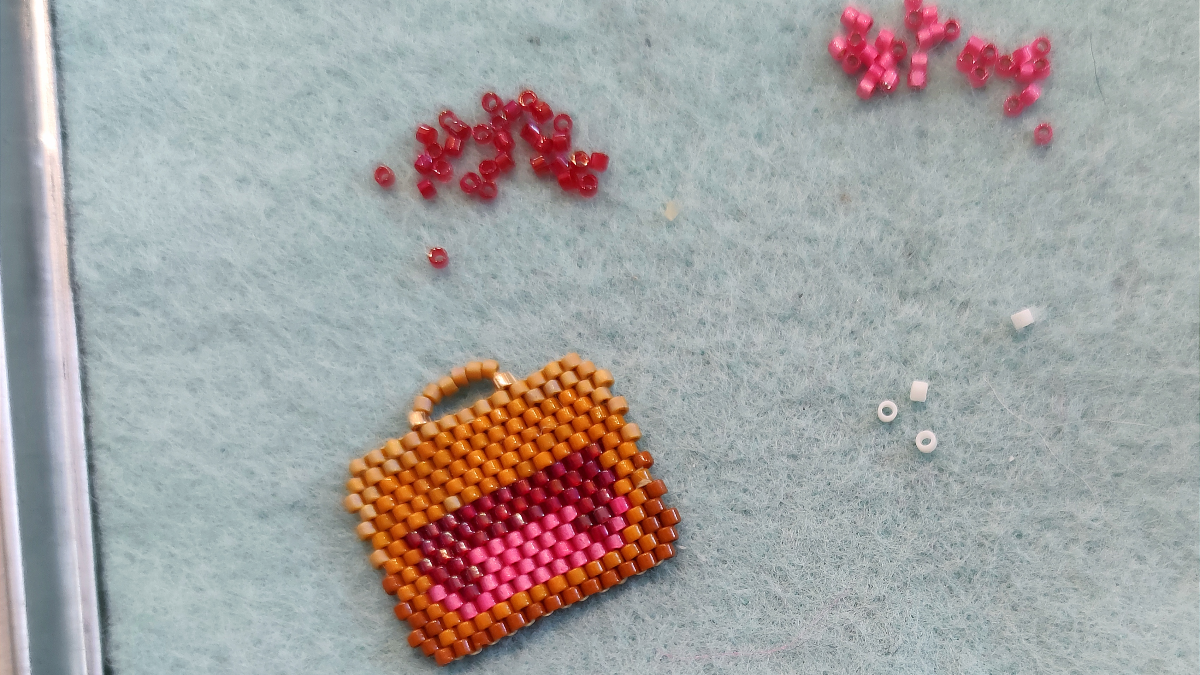 DIY: binder pins made of miyuki beads brick stitch : Step 3 DIY: binder pins made of miyuki beads brick stitch : Step 3