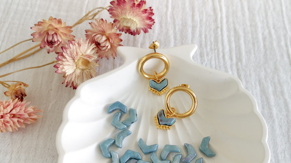 Schema  Gold circle earrings with chevron charm