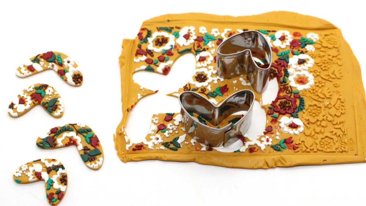 Earrings polymeric texture plate flowers : Step 5