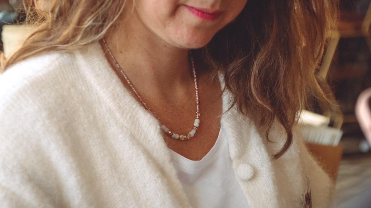 Bohemian chic necklace with natural pearls and gold-plated beads