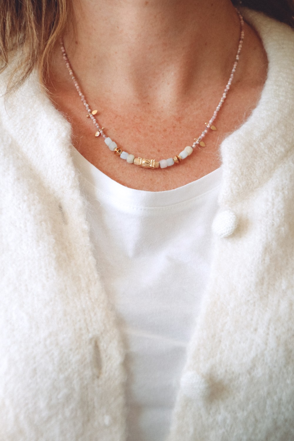 Bohemian chic necklace with natural pearls and gold-plated beads