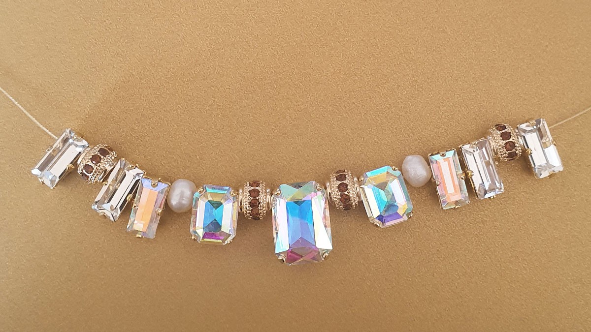Evening necklace for women with Aurora crystals : Step 1