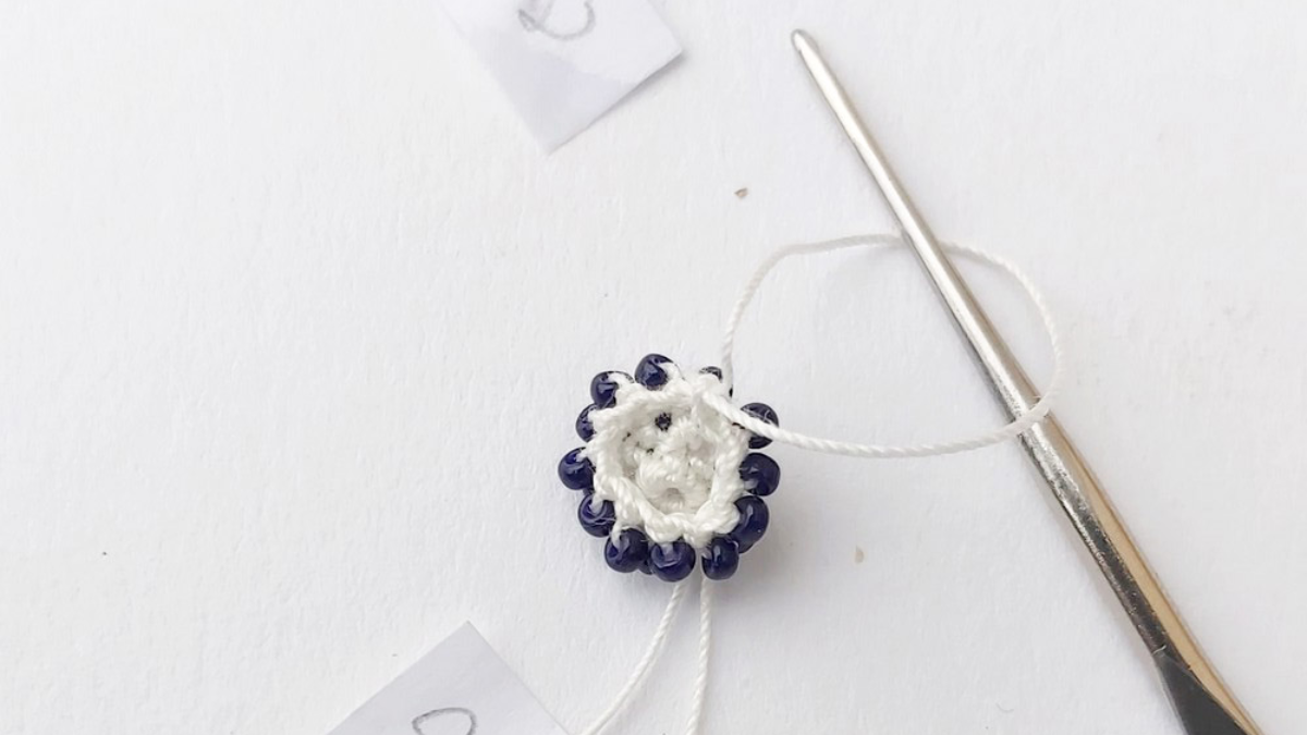 DIY Crochet Spiral Christmas Bauble : Step 3 DIY Crochet Spiral Christmas Bauble : Step 3