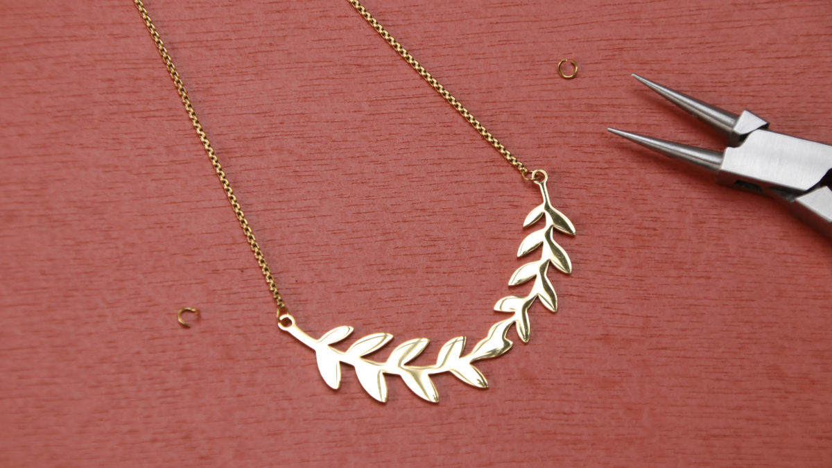 Two stainless steel necklaces gilded pendant branch : Step 1