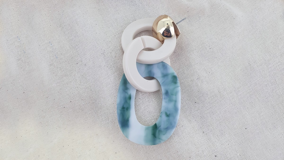 Original pendant earrings with large acetate links : Step 2 Original pendant earrings with large acetate links : Step 2