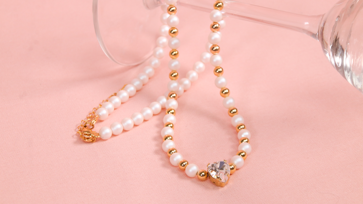 Elegant crystal heart necklace with pearly beads Elegant crystal heart necklace with pearly beads
