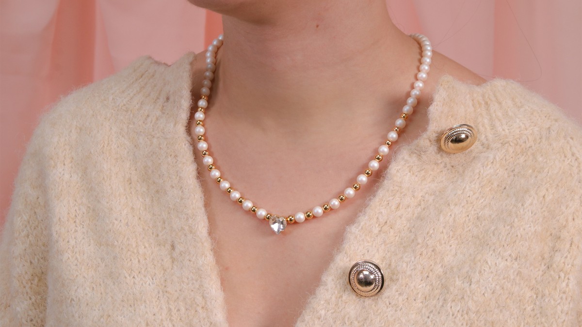 Schema  Elegant crystal heart necklace with pearly beads