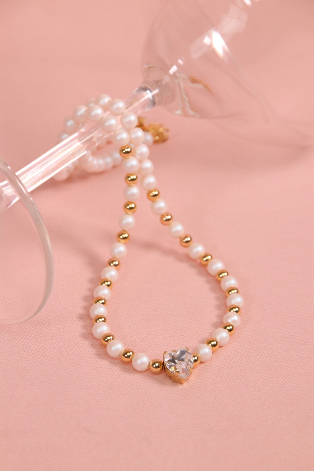 Schema  Elegant crystal heart necklace with pearly beads
