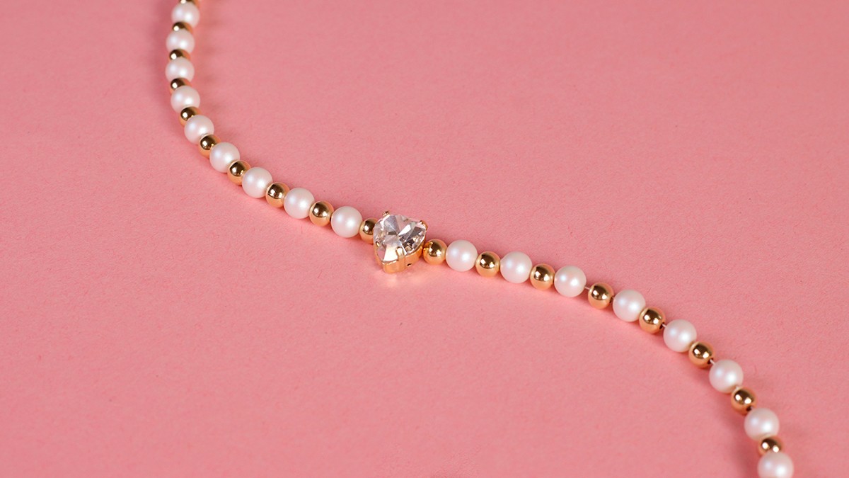 Elegant crystal heart necklace with pearly beads : Step 4