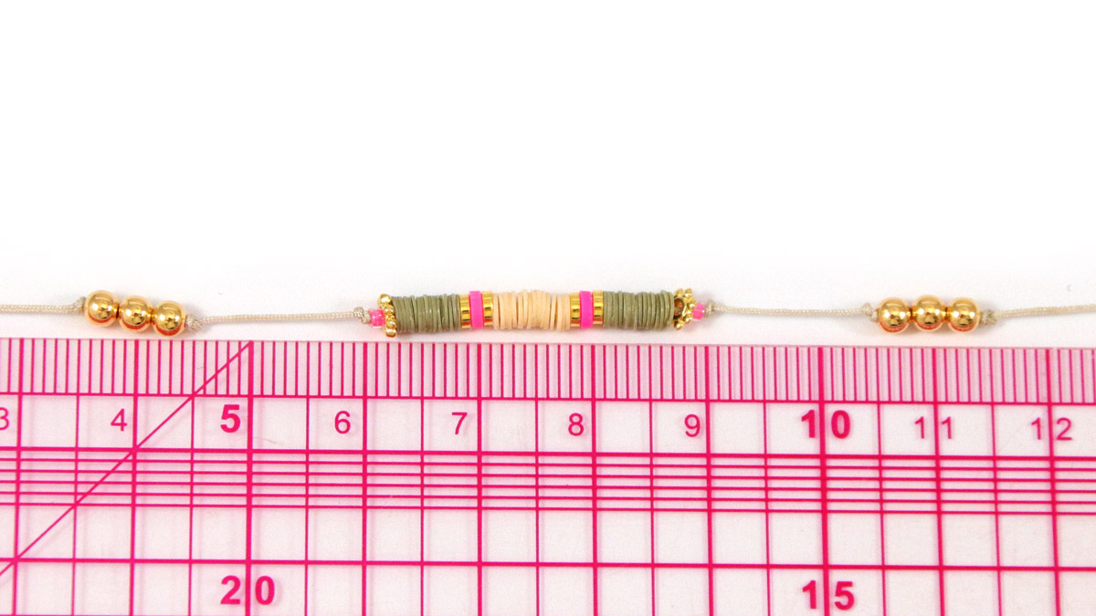 Tuto fine bracelets with heishi beads and charms : Step 1