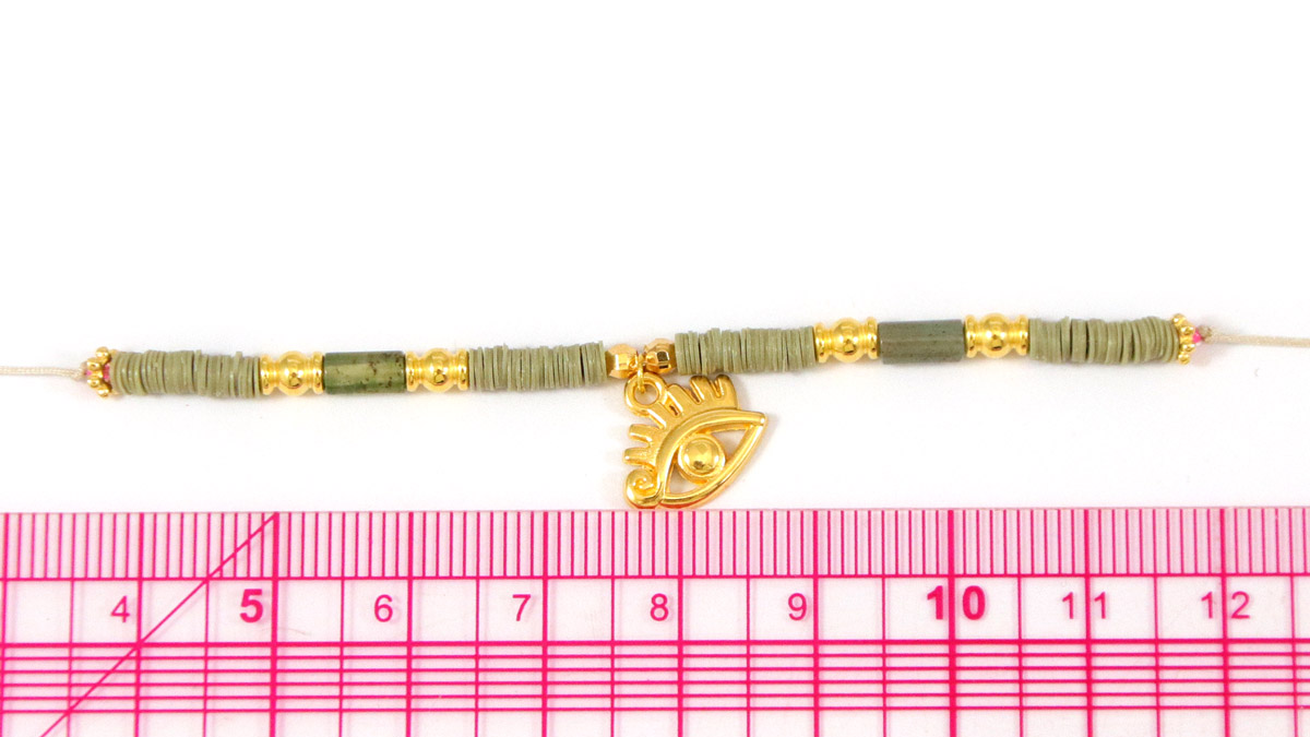 Tuto fine bracelets with heishi beads and charms : Step 3