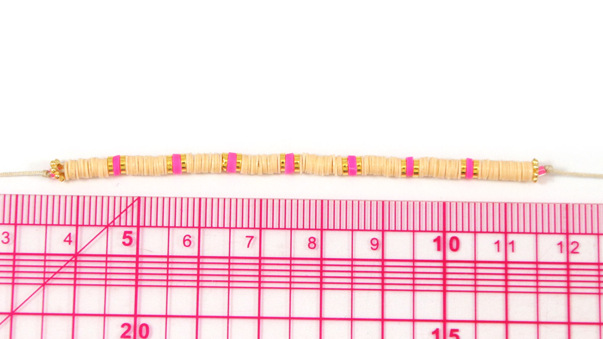 Tuto fine bracelets with heishi beads and charms : Step 4