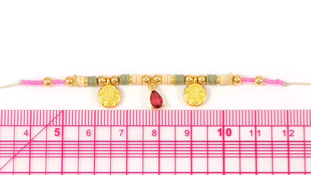 Tuto fine bracelets with heishi beads and charms : Step 5