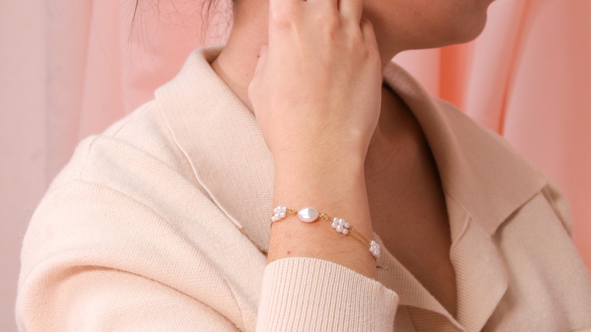 Schema  Mother of pearl chain and beads bracelet