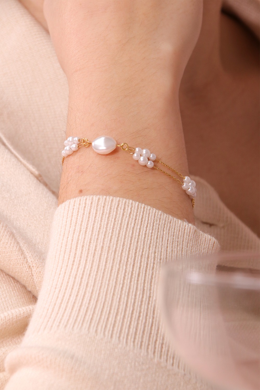 Schema  Mother of pearl chain and beads bracelet