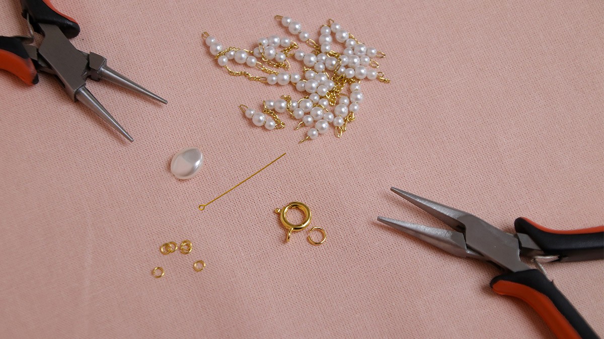 Mother of pearl chain and beads bracelet : Step 1