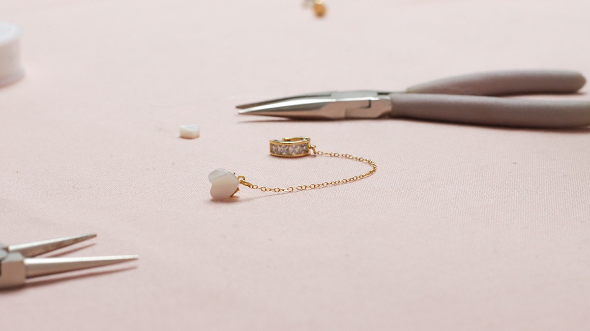 Mother of pearl earrings and chain : Step 4