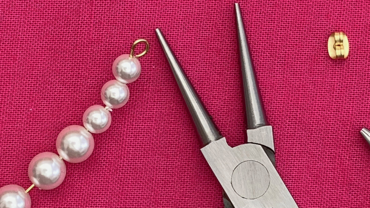 Baroque style earrings with pearl beads : Step 3