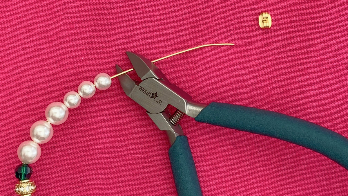 Baroque style earrings with pearl beads : Step 4