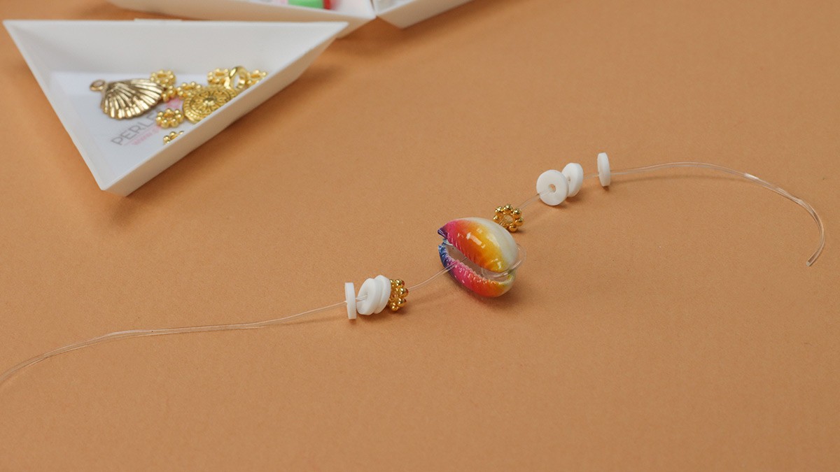 Elastic bracelets round heishi model Fruit Salad : Step 1