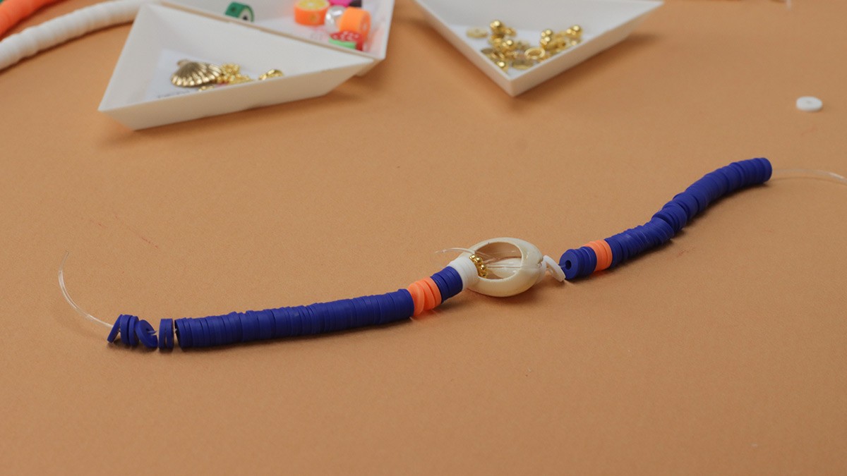 Elastic bracelets round heishi model Fruit Salad : Step 2