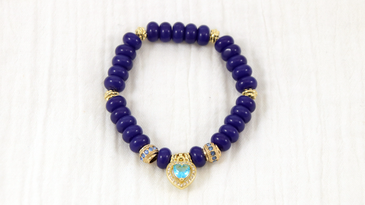 Tuto Duo of blue elastic bracelets with rhinestone heart charms : Step 4 Tuto Duo of blue elastic bracelets with rhinestone heart charms : Step 4