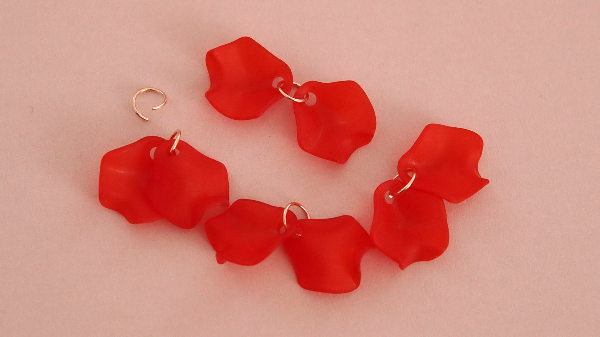 Long necklace pendant red flower petals : Step 2