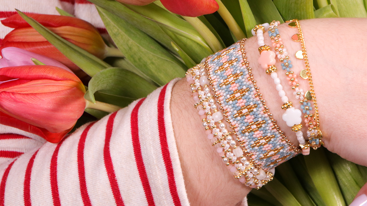 Schema  Multirang seed beads flowers bracelet with Hiilos clasp