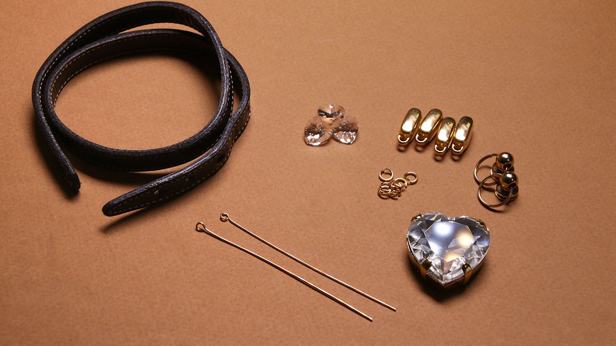 DIY dog collar : Leather cord and crystals : Step 1 DIY dog collar : Leather cord and crystals : Step 1