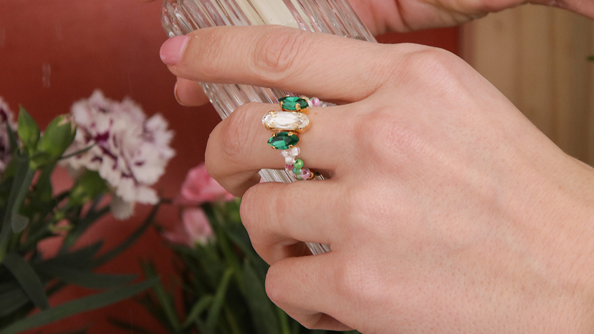 Elastic crystal ring with seed beads