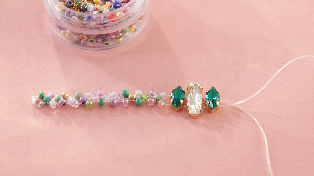 Elastic crystal ring with seed beads : Step 4