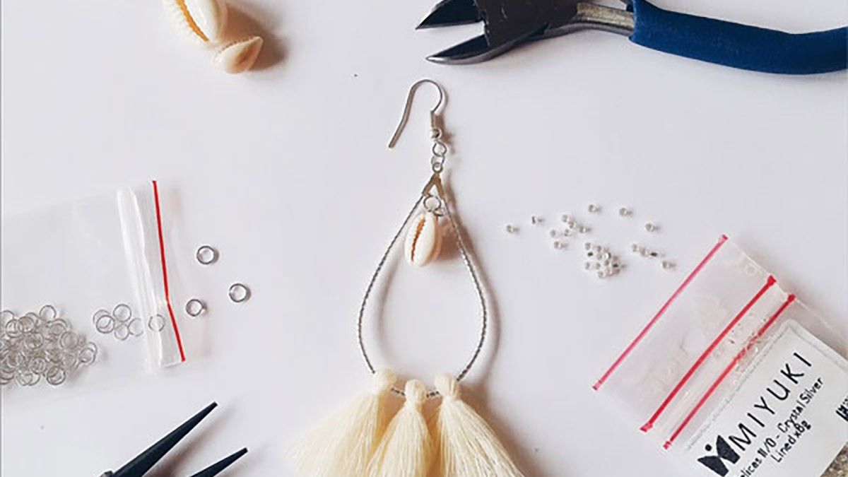 Fancy drop earrings with Miyuki delicas, pompons and Cauri shells : Step 3 Fancy drop earrings with Miyuki delicas, pompons and Cauri shells : Step 3