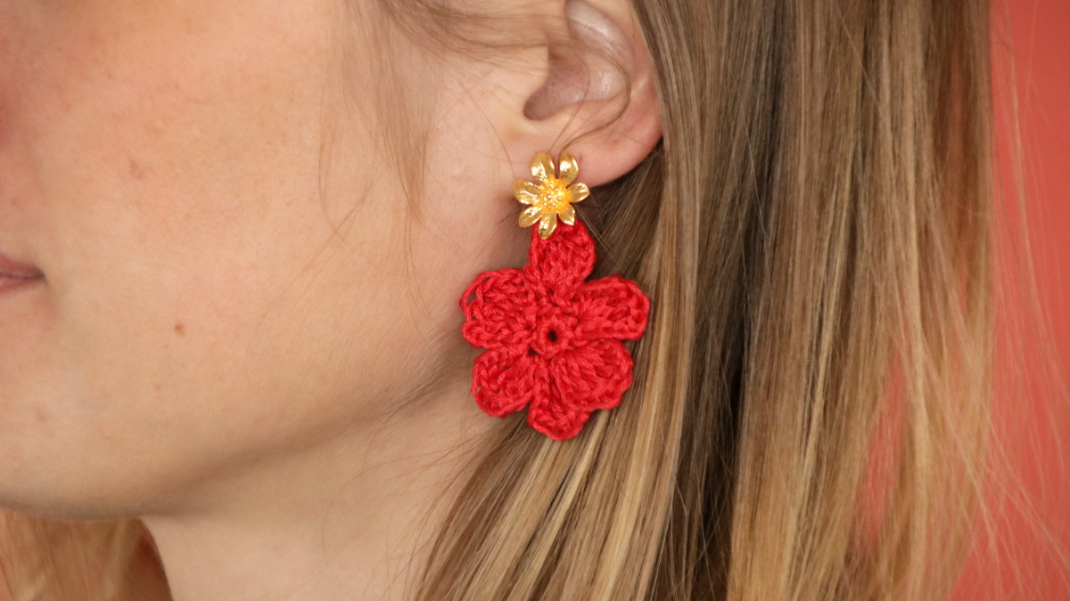 Red crochet flower earrings tutorial