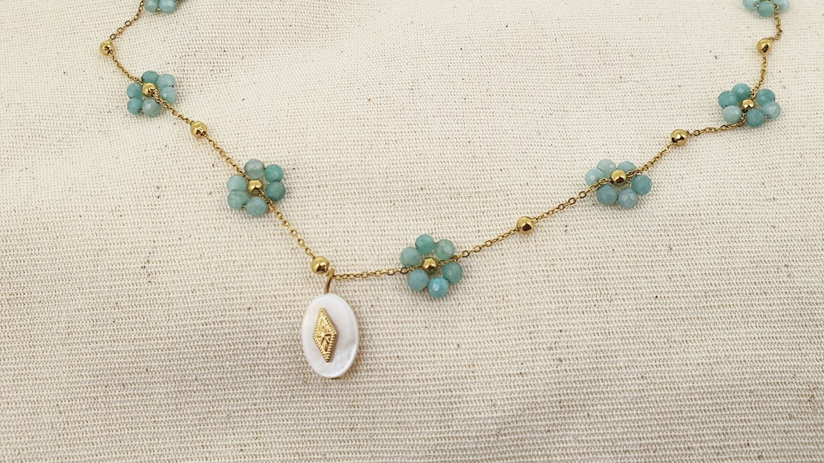 Stainless steel necklace with small flowers in Amazonite : Step 4 Stainless steel necklace with small flowers in Amazonite : Step 4