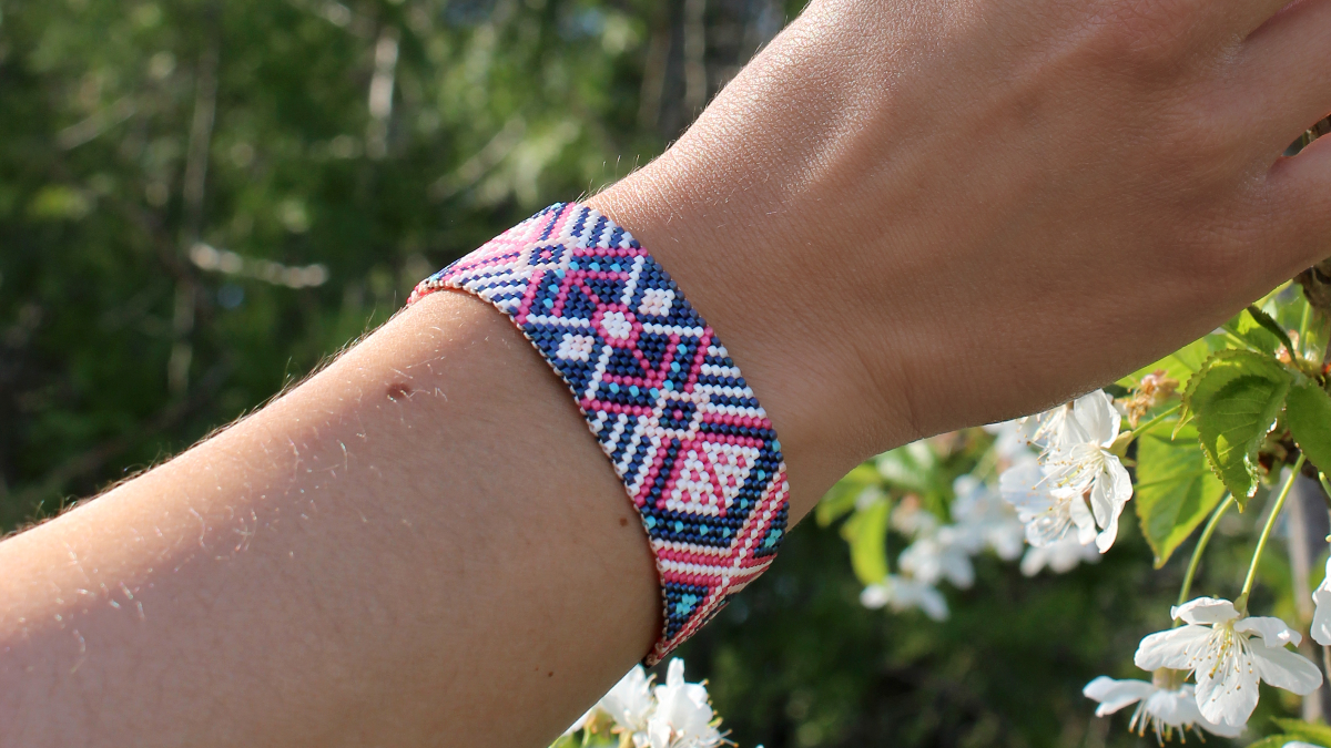 Weaving grid Miyuki bracelet dark blue and pink in Peyote Impair