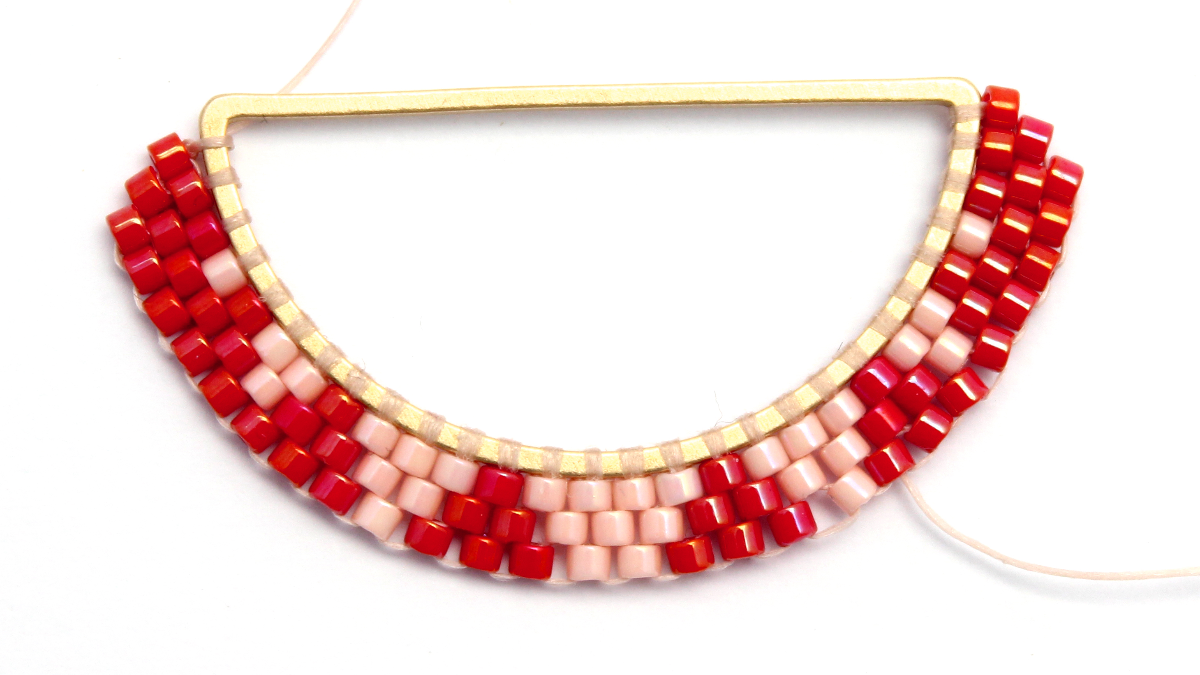 Miyuki half moon necklace brick stitch technique : Step 4